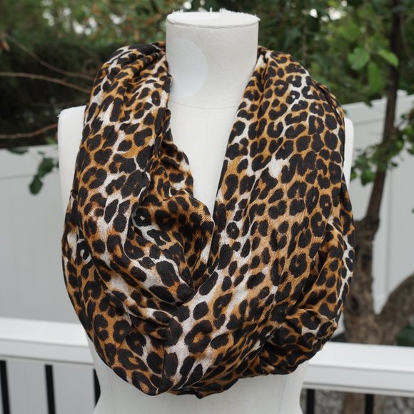 Lightweight Leopard Print circle scarf - Picture 1 of 2